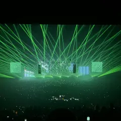 Niesamowite pokazy laserowe cena zachwycają zielonymi promieniami nad tłumem.
