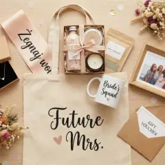 Elegancki prezent na wieczór panieński: torba z napisem "Future Mrs.", naszyjnik, kosmetyki, kubek "Bride's Squad", ramka ze zdjęciem i voucher.