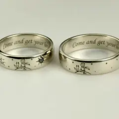 Obrączki ślubne z grawerem "Come and get your love" i motywem Małego Księcia. Podwójny grawer na obrączkach ślubnych.