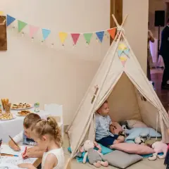 Wesołe atrakcje dla dzieci na weselu: malowanie, zabawy w tipi i bańki mydlane. Radość najmłodszych gości!