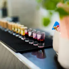 Kolorowe shoty na barze, idealne na imprezę. Sprawdź, jaki barman na imprezę cena!