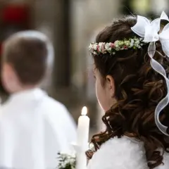 Dziewczynka z wiankiem i wstążkami we włosach trzyma świecę. Obok niej chłopiec. To ważny dzień, zastanawiasz się, ile trwa biały tydzień?