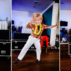 Trzy osoby w białych spodniach i z twarzami przyklejonymi do ciał tańczą. To część weselnych zabaw oczepinowych.