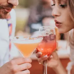 Barman na wesele: O co pytać? Uniknij błędów, wybierz idealnie!