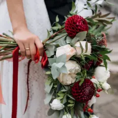 Kwiaty na ślub w sierpniu: piękne, trwałe i tanie? Przewodnik!