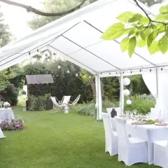 Elegancki namiot na 40 osób, idealny na przyjęcie. Sprawdź, jaka jest wynajem namiotu na 40 osób cena i zorganizuj niezapomniane wydarzenie w ogrodzie.