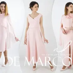 Trzy kobiety w różowych sukniach prezentują kreacje na ślub córki. Elegancko i z klasą.