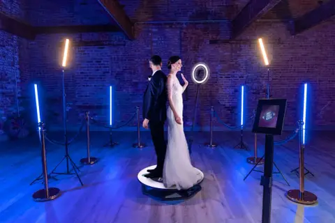 Para Młoda na obrotowej platformie fotobudki 360. Sprawdź, jaka jest fotobudka 360 wynajem cena.