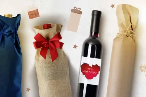 Eleganckie sposoby, jak zapakować butelkę wina na prezent ślubny: w granatowym woreczku, jutowym z czerwoną kokardą lub w papier ozdobny.
