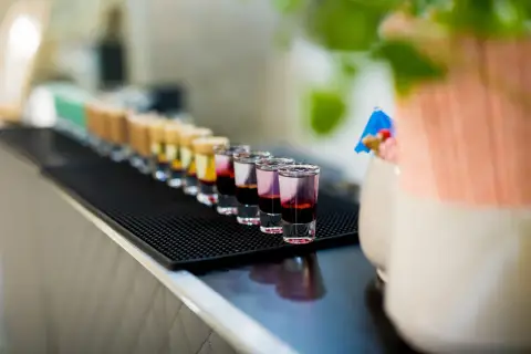 Kolorowe shoty na barze, idealne na imprezę. Sprawdź, jaki barman na imprezę cena!