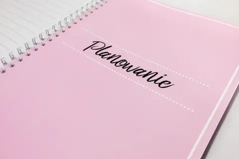 Różowy notes z napisem "Planowanie". Idealny do tworzenia listy gości na przyjęcie lub do organizacji codziennych zadań.