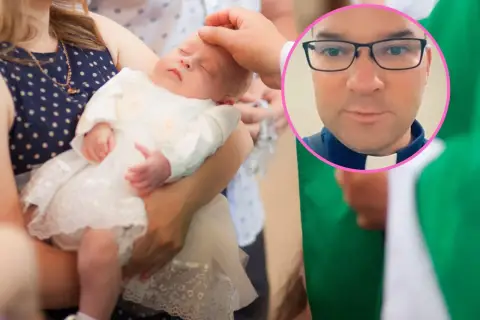 Matka chrzestna z mężem podczas chrztu dziecka. W tle widać księdza.