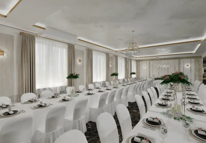 Elegancka, biała sala weselna z długimi stołami nakrytymi białymi obrusami i białymi pokrowcami na krzesłach.