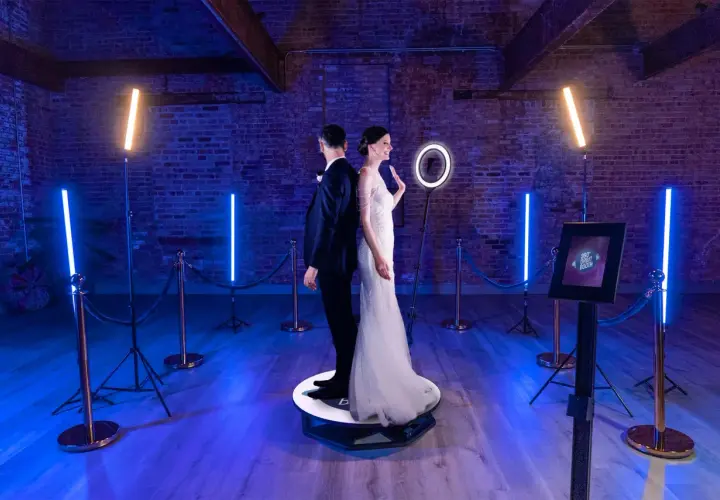 Para Młoda na obrotowej platformie fotobudki 360. Sprawdź, jaka jest fotobudka 360 wynajem cena.