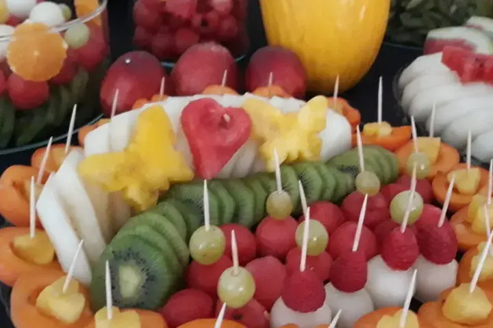 Owoce na komunię: Sezonowe inspiracje i kreatywne podanie