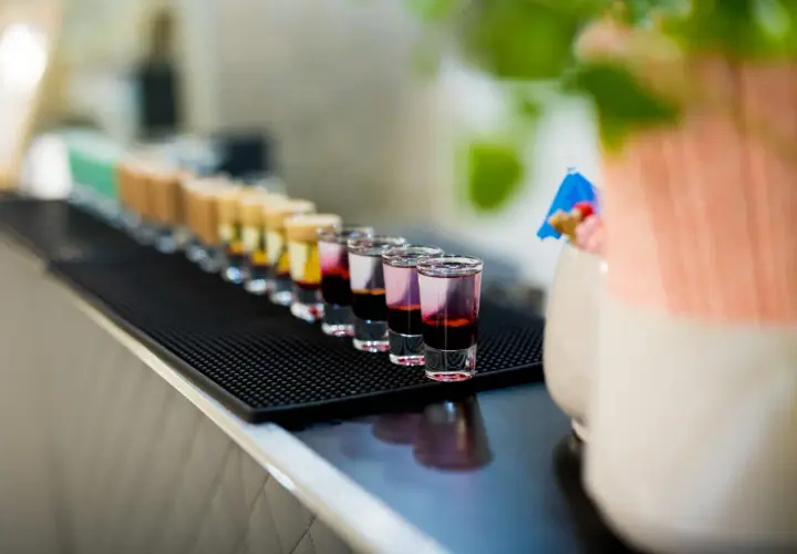 Kolorowe shoty na barze, idealne na imprezę. Sprawdź, jaki barman na imprezę cena!