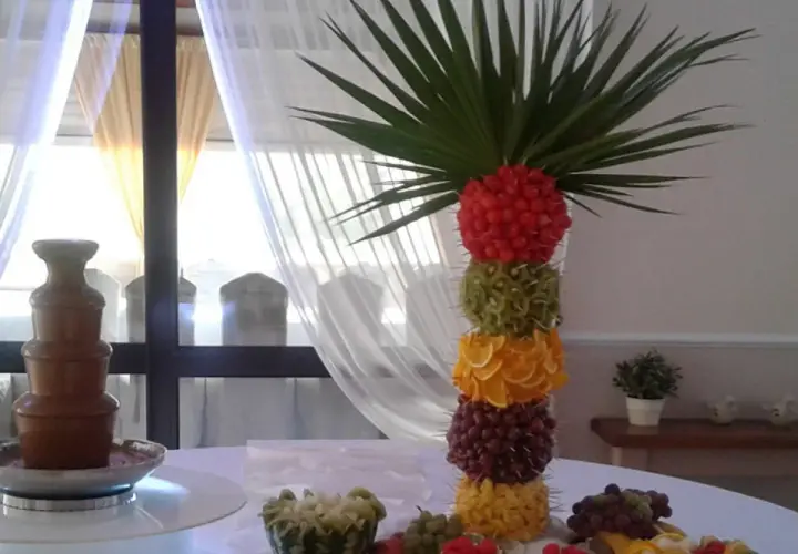 Kolorowa wieża z owoców: maliny, kiwi, pomarańcze, winogrona, ananas. Idealne jakie owoce do fontanny czekoladowej.