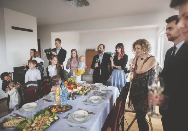 Chrzciny w domu: Jak zaplanować idealne przyjęcie od 2000 zł?