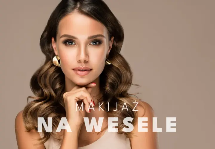 Elegancka kobieta z falowanymi włosami i mocnym makijażem na wesele. Złote kolczyki dodają blasku.