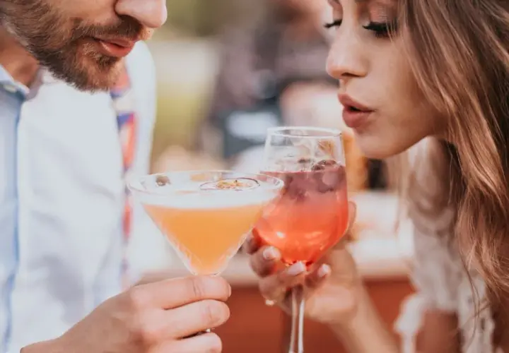 Barman na wesele: O co pytać? Uniknij błędów, wybierz idealnie!