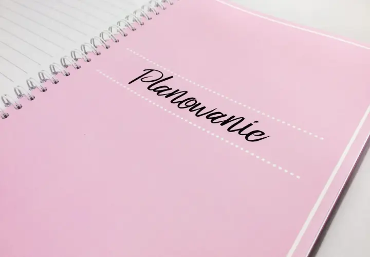 Różowy notes z napisem "Planowanie". Idealny do tworzenia listy gości na przyjęcie lub do organizacji codziennych zadań.