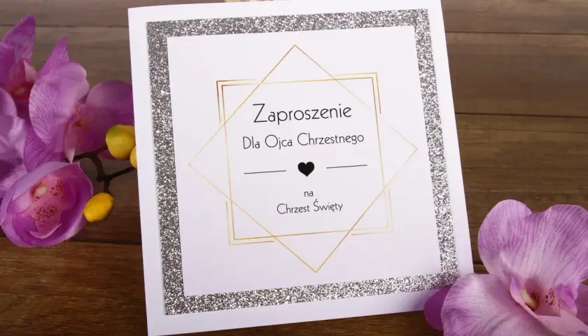 Eleganckie zaproszenie "Dla Ojca Chrzestnego na Chrzest Święty" z brokatową ramką i złotymi zdobieniami, otoczone fioletowymi storczykami.