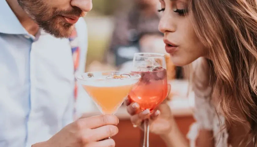 Barman na wesele: O co pytać? Uniknij błędów, wybierz idealnie!