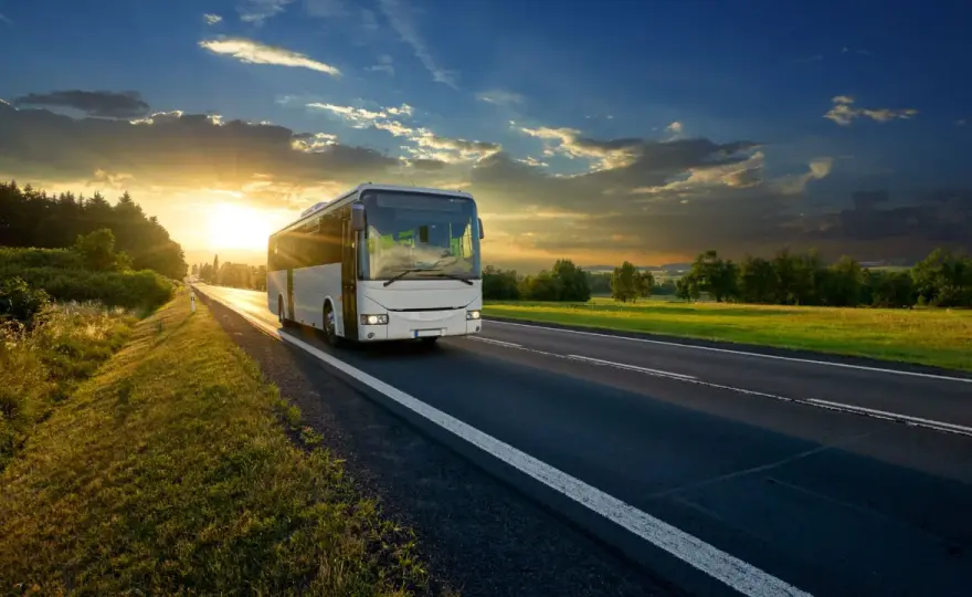 Ile kosztuje wynajem autokaru - Poznaj realne stawki w 2026 roku