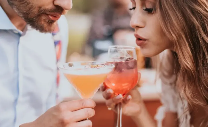 Barman na wesele: O co pytać? Uniknij błędów, wybierz idealnie!