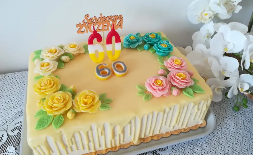 Tort na 60 osób - Ile kosztuje i jak nie przepłacić?