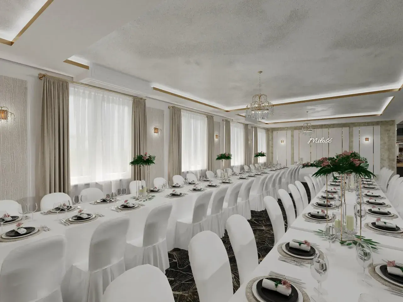 Elegancka, biała sala weselna z długimi stołami nakrytymi białymi obrusami i białymi pokrowcami na krzesłach.