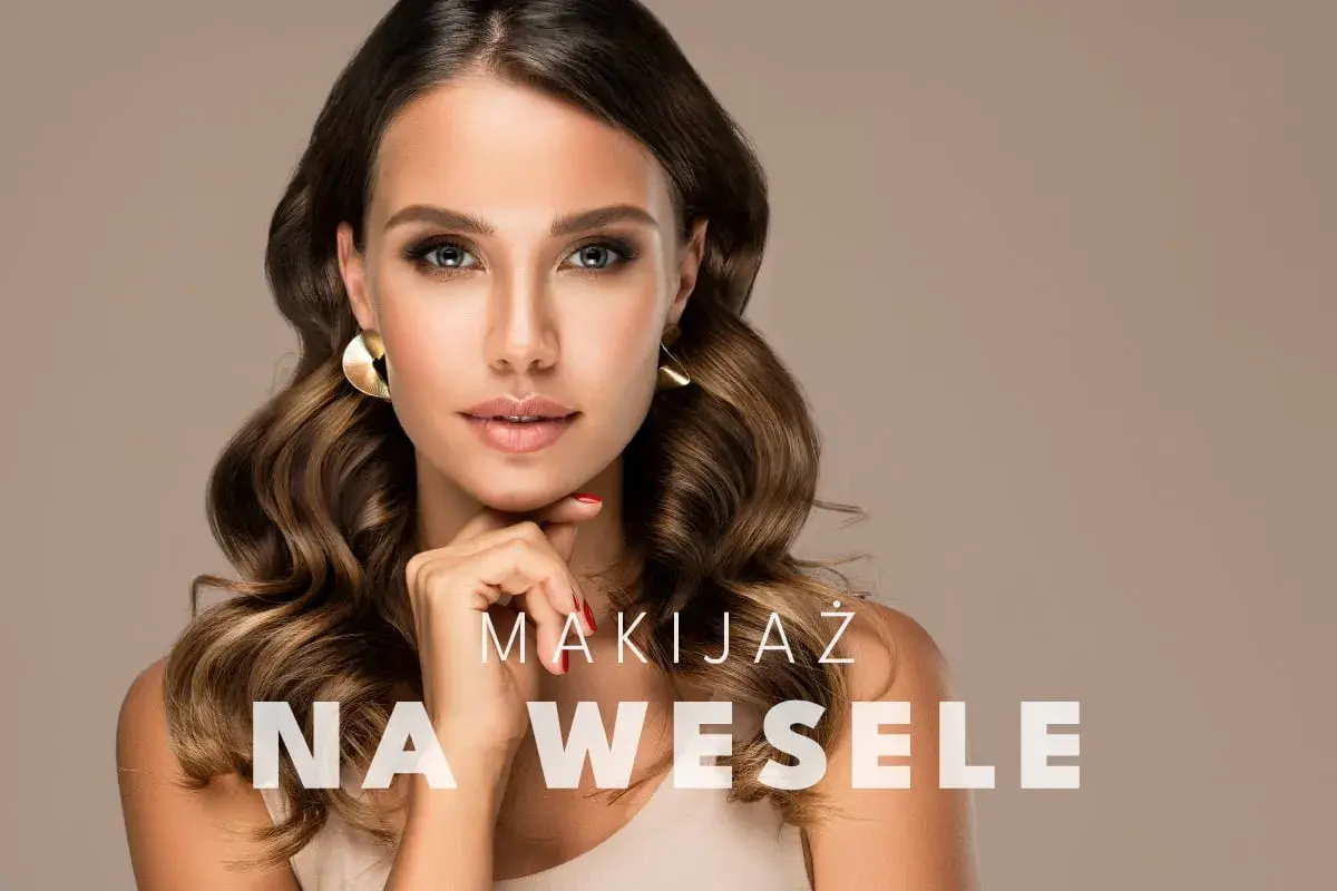 Elegancka kobieta z falowanymi włosami i mocnym makijażem na wesele. Złote kolczyki dodają blasku.