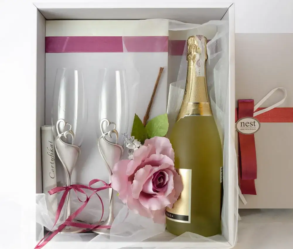 para wymieniająca się prezentami rocznicowymi eleganckie ujęcie