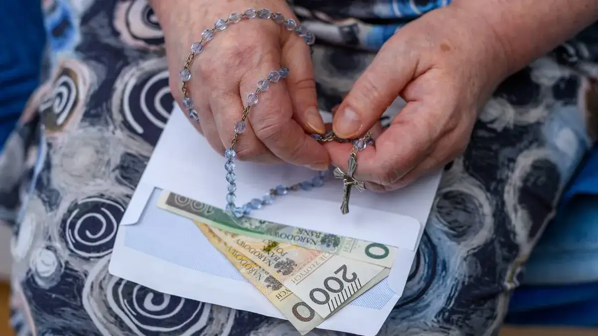 koperta z pieniędzmi w kościele ofiara na tacę