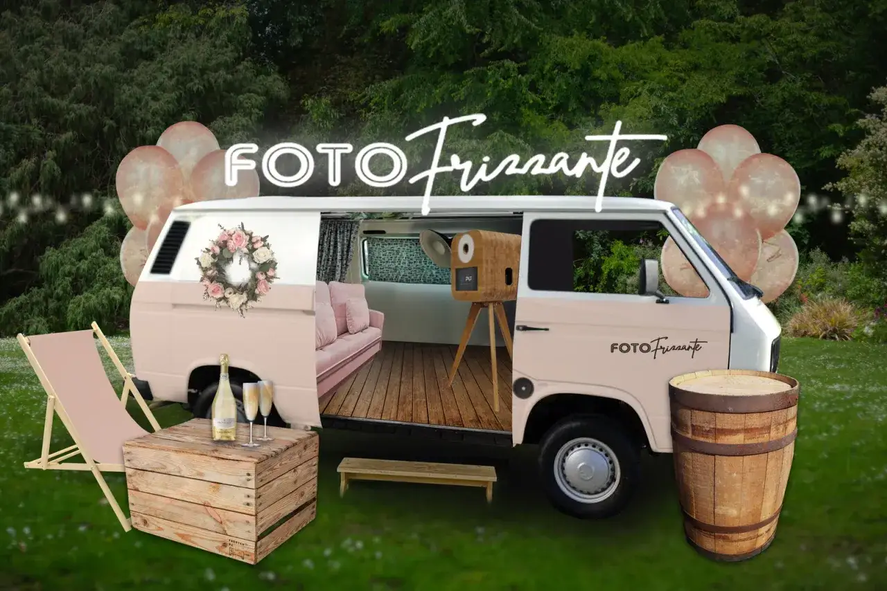 Różowa fotobudka na kółkach z sofą i aparatem, balony, szampan i leżak. Idealne atrakcje na wesele!