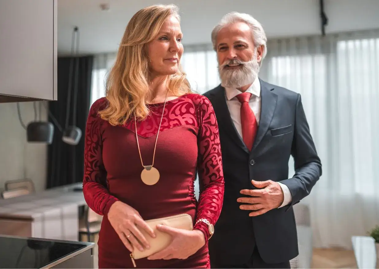 elegancka dojrzała kobieta w sukience wizytowej na wesele