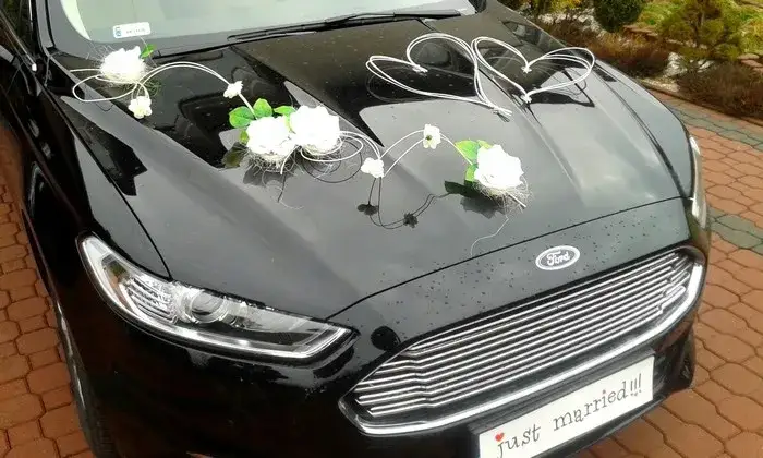 eleganckie auto do ślubu z dekoracją kwiatową