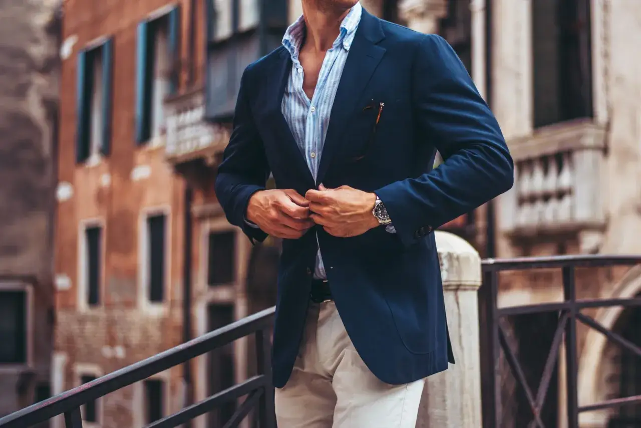 mężczyzna w stylizacji smart casual marynarka i spodnie chino
