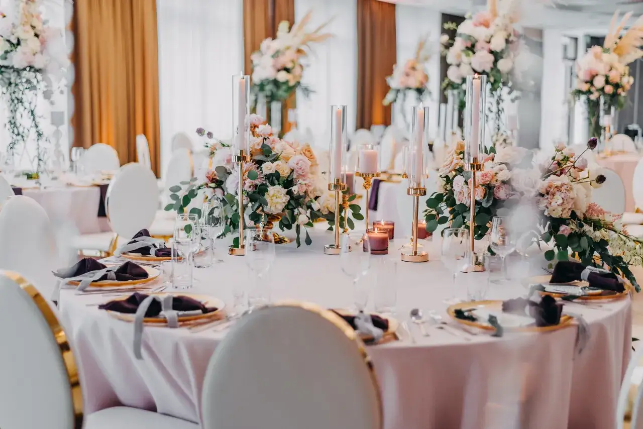 elegancko udekorowana sala weselna na małe przyjęcie
