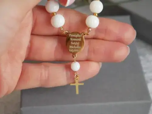 tradycyjne pamiątki komunijne dla chłopca biblia różaniec medalik