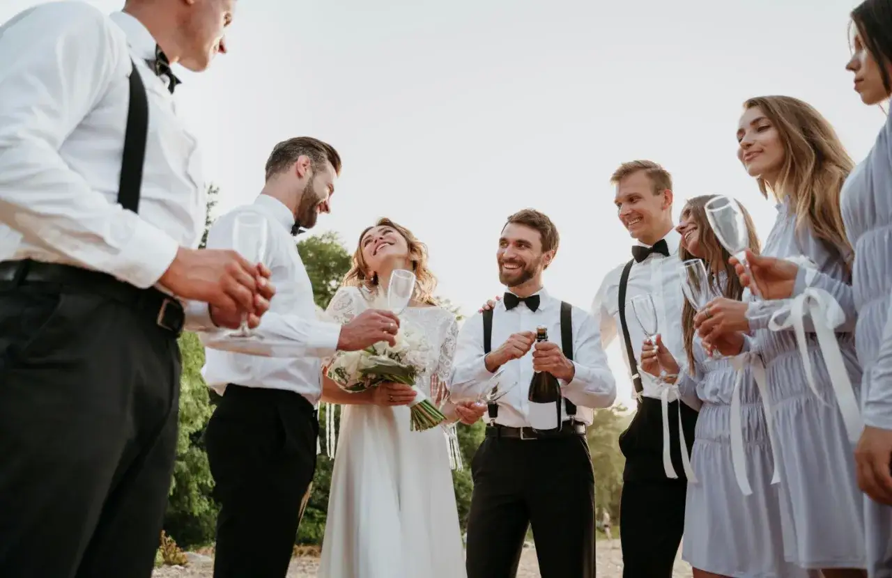 Para młoda z przyjaciółmi świętuje. Czy świadek musi mieć bierzmowanie? Ważne, że są razem i cieszą się chwilą.