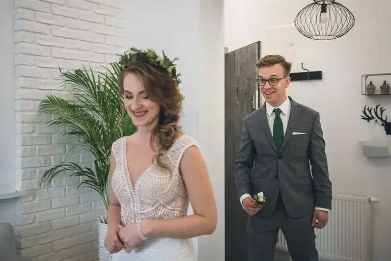 fotograf ślubny w trakcie pracy na weselu