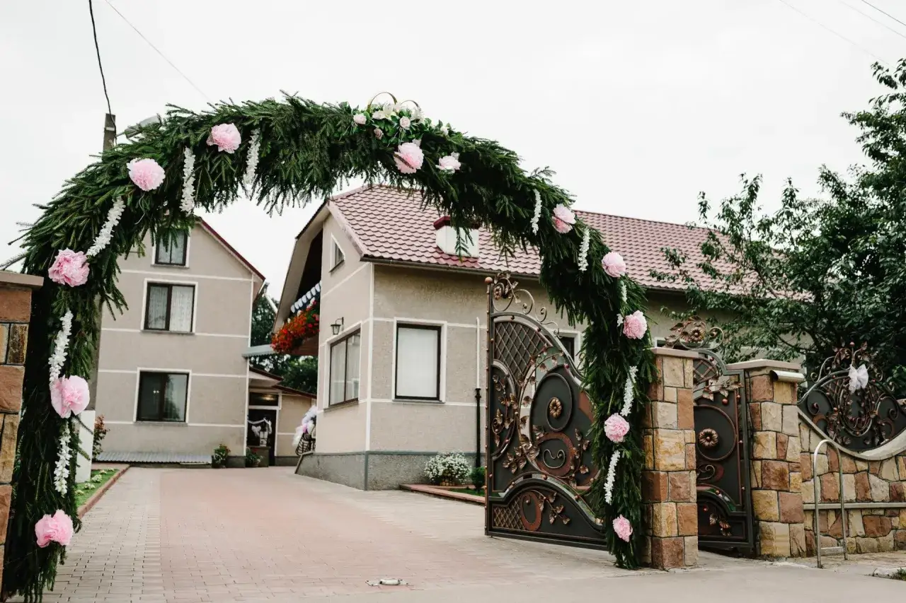 dekoracja bramy wjazdowej na wesele w stylu rustykalnym